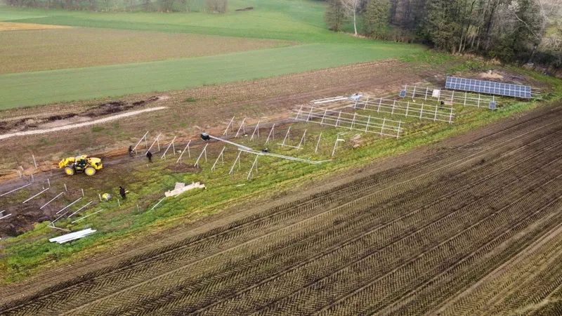 Montaż konstrukcji naziemnej instalacji fotowoltaicznej — realizacja SolarWay