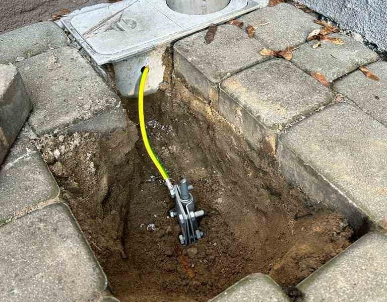 Prace instalacyjne przy uziemieniu instalacji fotowoltaicznej — Wielkopolska