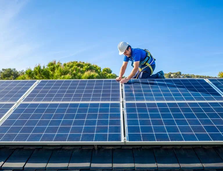 Instalator SolarWay montujący panele fotowoltaiczne na dachu domu w Wielkopolsce